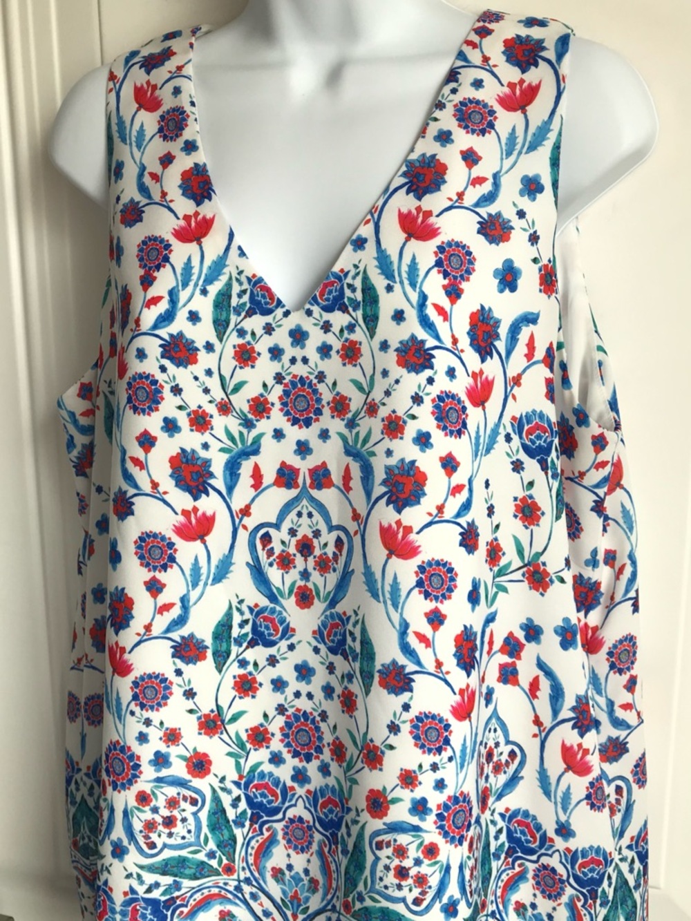 🔴 4/$15 Adrienne Vittadini Women’s L White Red Blue Floral V-Neck Tank Top EUC - Picture 9 of 14